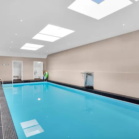 Villa 5 Bedrooms 5 Bathrooms And Large Swimming Pool *