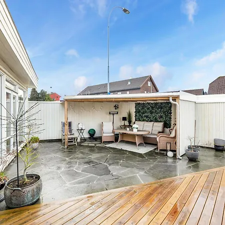 5 Bedrooms 5 Bathrooms And Large Swimming Pool Villa Stavanger