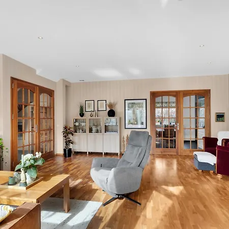 5 Bedrooms 5 Bathrooms And Large Swimming Pool