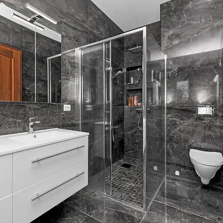 5 Bedrooms 5 Bathrooms And Large Swimming Pool Stavanger